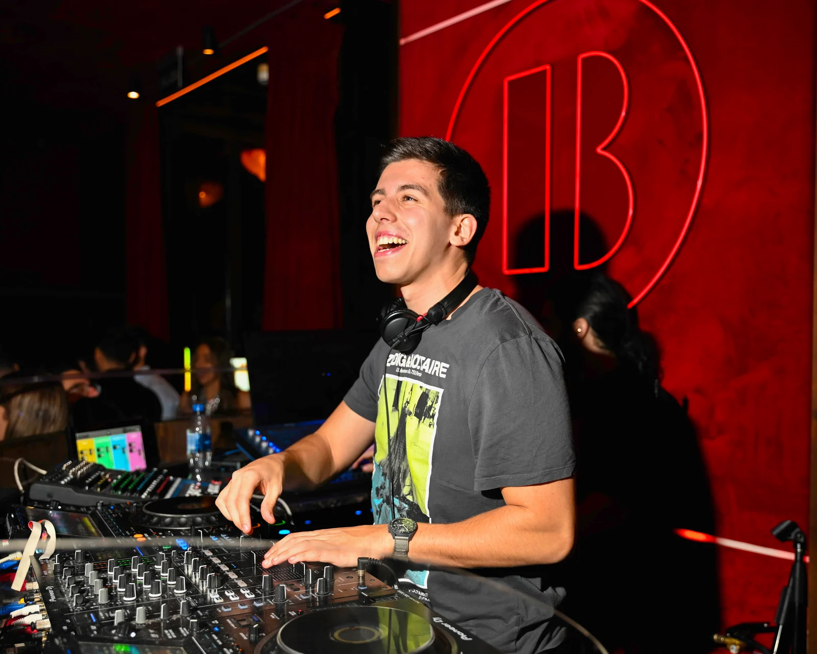 Un DJ durante una sesión